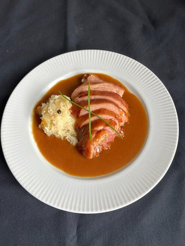 Jambonneau Laqué au Miel et sa compotée de Choucroute