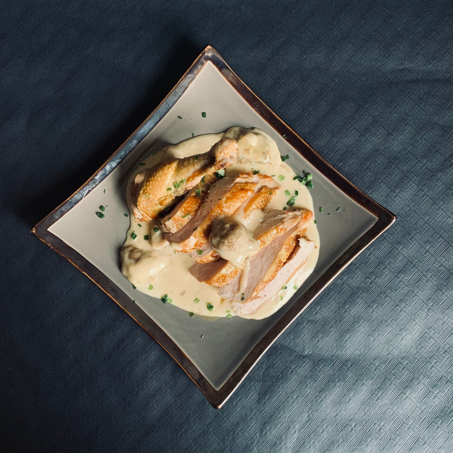 Pintade Fermière et son jus aux herbes