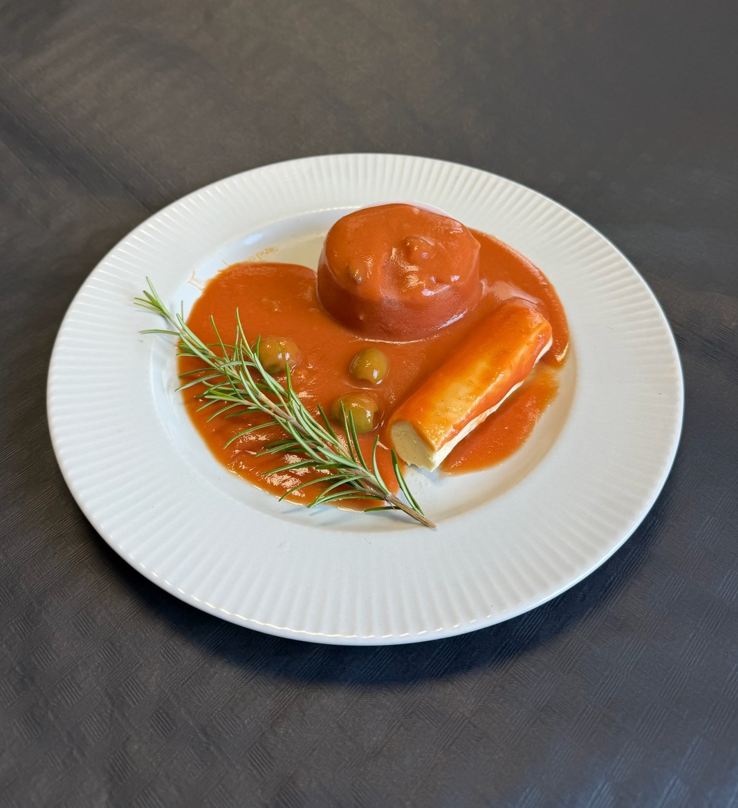 Gâteau de Foie et sa Quenelle Volaille Coulis Lyonnais