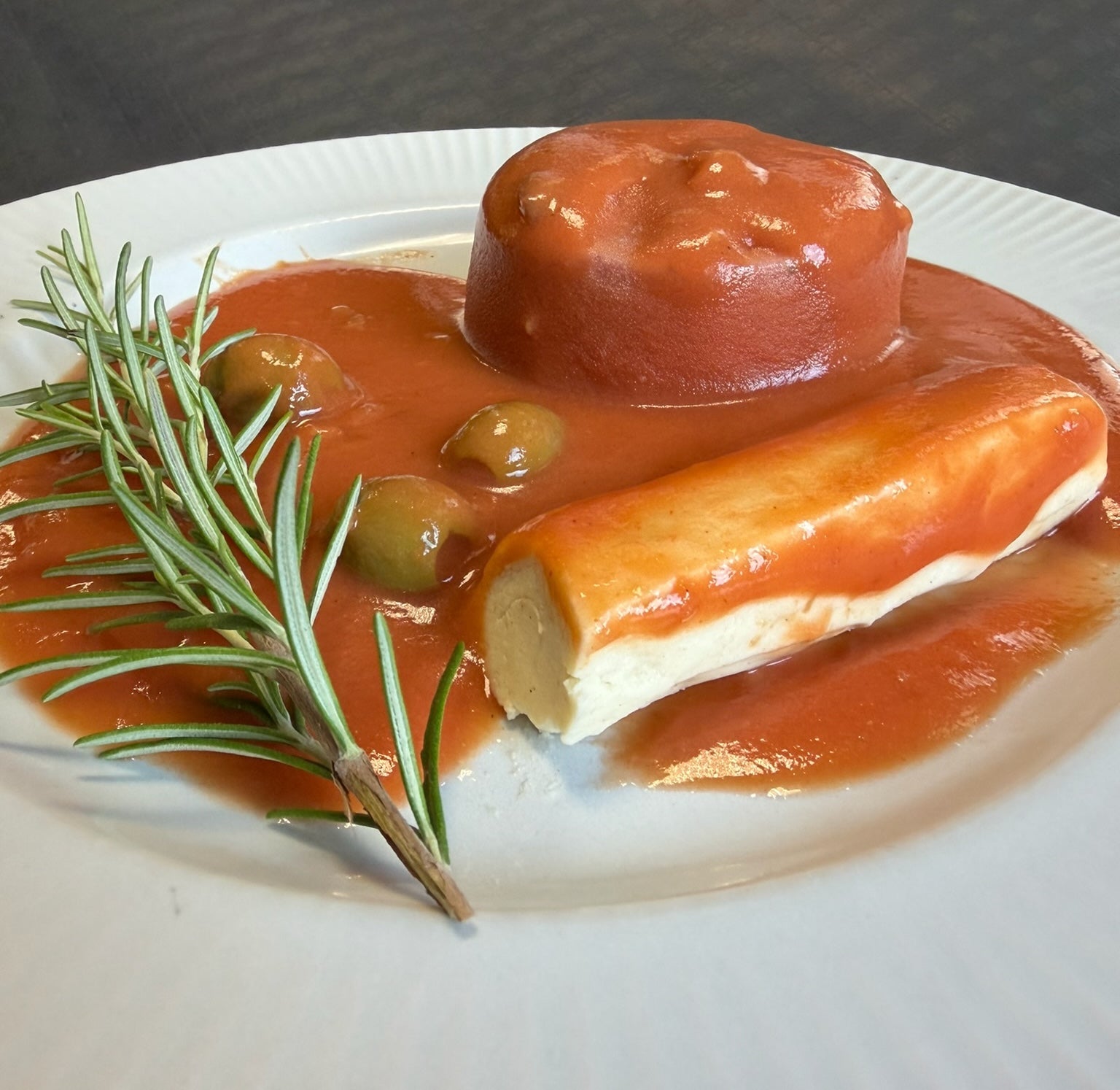Gâteau de Foie et sa Quenelle Volaille Coulis Lyonnais
